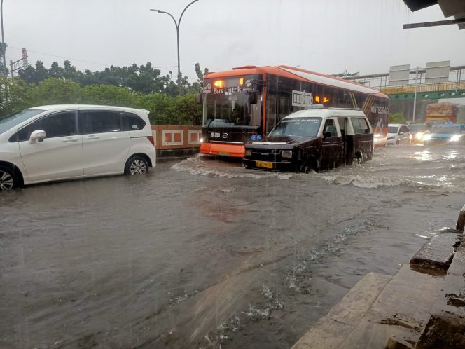 
					15 Menit Hujan, Banjir Tak Terhindarkan di Pasar Minggu: Warga Siap Adukan ke Ombudsman