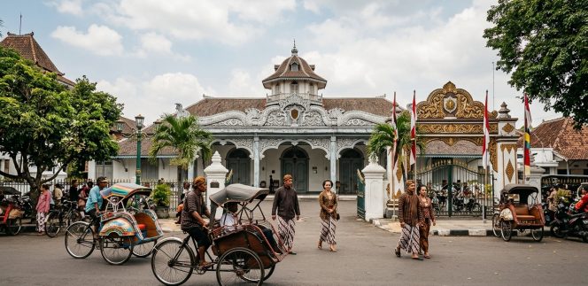 
					19 Pengacara Raja Solo Mundur