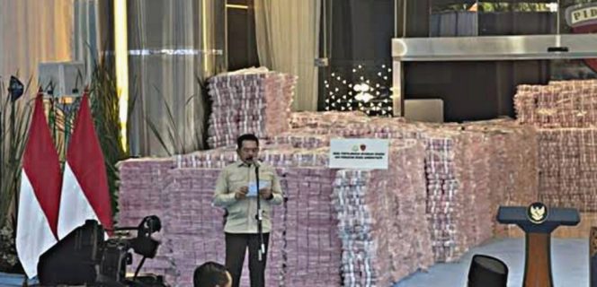 
					Jaksa Agung Kembali Pamer Uang